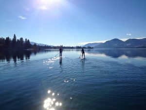 winter stand up paddlers on Okanagan Lake